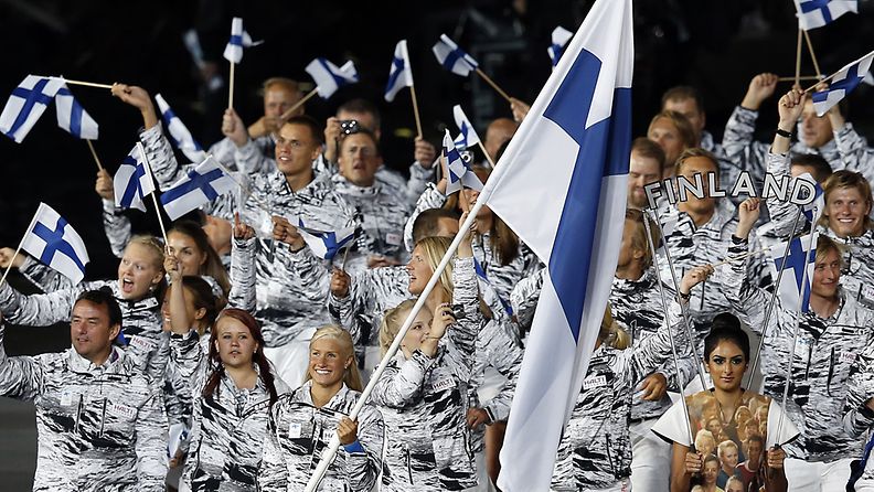 Hanna-Maria Seppälä kantoi Suomen lippua avajaisissa.