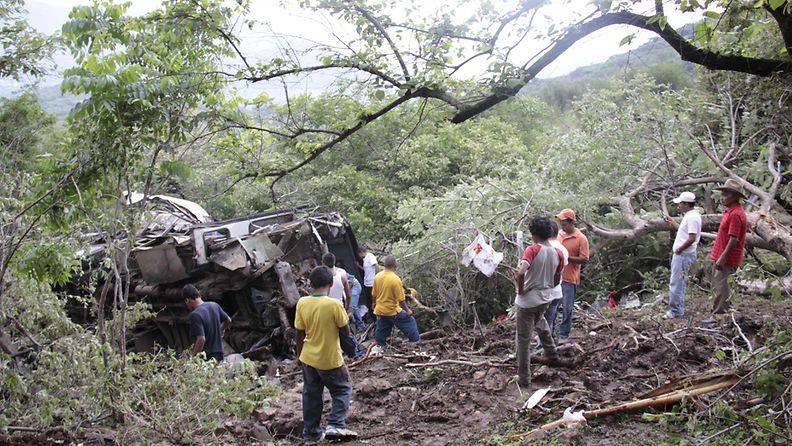 Pelastustyöntekijät romuttuneen bussin luona Guerreron osavaltiossa Meksikossa 24. kesäkuuta. Onnettomuus vaati ainakin 32 ihmisen hengen. 
