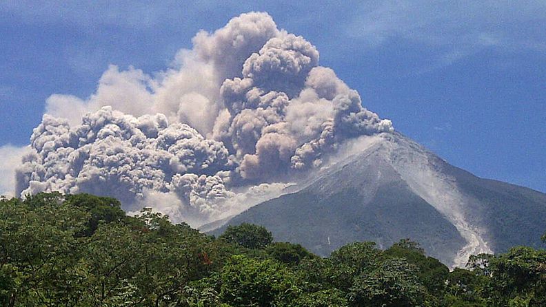 Fuegon tulivuori alkoi puskea tuhkaa 13.9.2012.