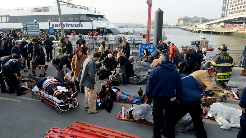 Kymmeniä loukkaantui New Yorkissa sattuneessa lauttaturmassa 9.1.2013.