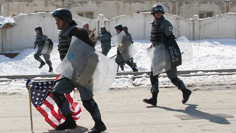 Afganistanilaisia mellakkapoliiseja Kabulissa 23.helmikuuta 2012.