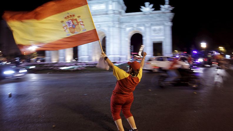 Espanjalaisfani juhlii maan voittoa jalkapallon EM-kisoissa.