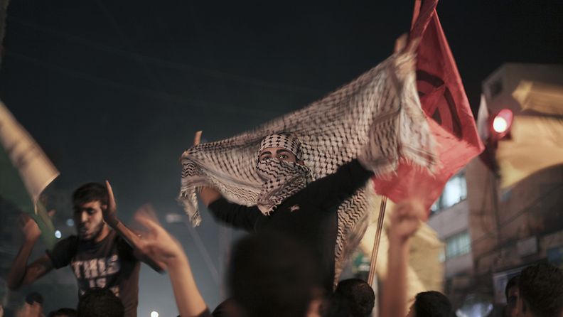 Palestiinalaiset juhlivat Israelin ja Gazan sopimaa tulitaukoa Gaza Cityssä 21. marraskuuta 2012. 