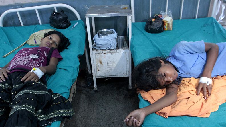 Myrkytyksen saaneita lapsia hoidettiin sairaalassa Patnassa Intiassa, 17. heinäkuuta 2013. 