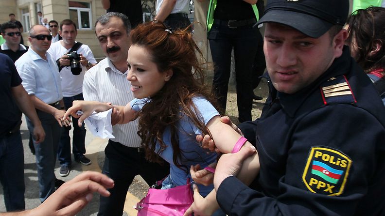 Poliisi puuttumassa hallituksen vastaiseen mielenosoitukseen Bakussa 24. toukokuuta.