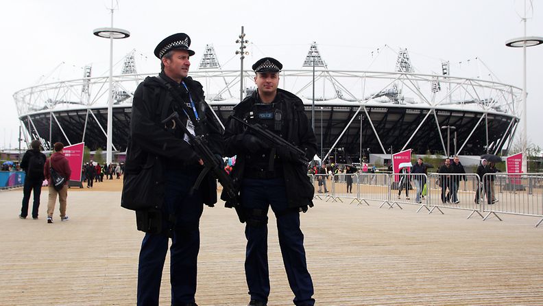 Poliisi partio toukokuussa Lontoon Olympiapuiston stadionin ulkopuolella.