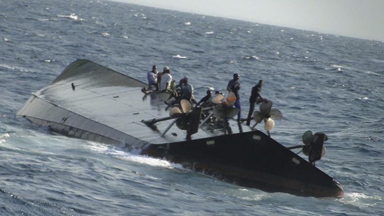 Kaatuneen Skagit-aluksen matkustajat odottivat pelastajia aluksen päällä Tansanian Sansibarilla 18. heinäkuuta 2012.
