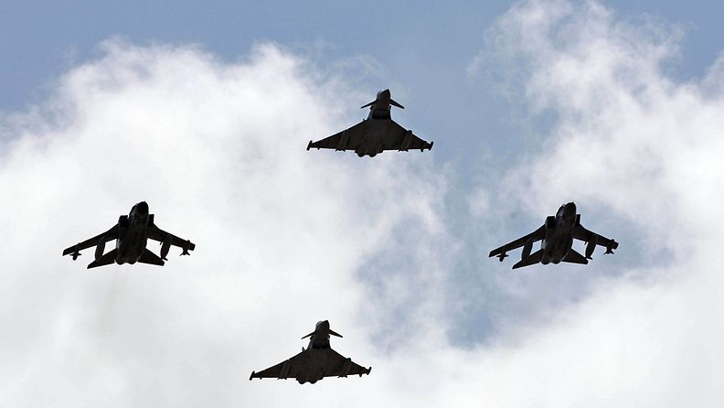 Typhoon- ja Tornado-koneet harjoittelevat ylilentoa 27.4.2011. Kuva: EPA