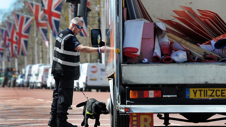 Poliisi tutki eilen Lontoon maratonin maalialuetta The Mall -kadulla pommikoiran kanssa.
