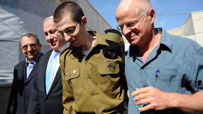 Hamasin vapauttama Gilad Shalit omaisten ja viranomaisten ympäröimänä.