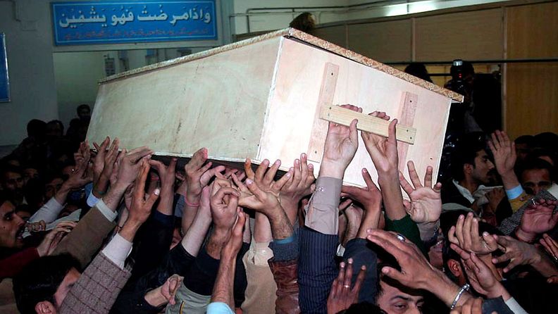 Bhutton ruumis on lennätetty hänen kotikaupunkiinsa hautajaisia varten. 