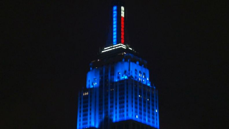 New Yorkin Empire State Building syttyi siniseen valoon Obaman voiton kunniaksi.