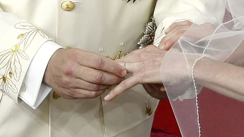 Monacon ruhtinas Albert pujotti sormuksen ruhtinatar Charlenen sormeen kirkollisessa vihkimisessä 2.7.2011.