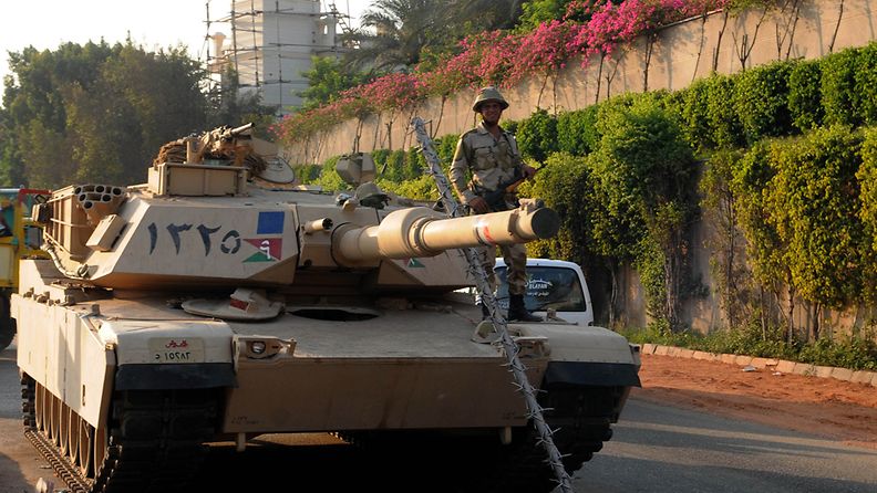 Egyptin armeijan sotilas tankin päällä Gizan kaduilla 3.7.2013.