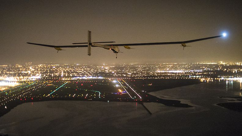 Solar Impulse lähestyy JFK:n lentokenttää 7.7.2013