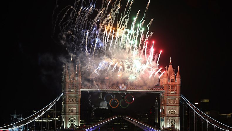 Ilotulitukset räjähtelivät Lontoon Tower Bridgen yllä.
