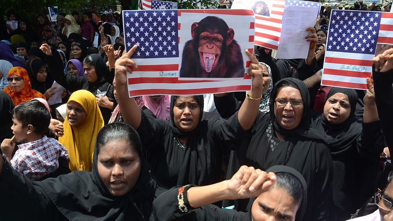 Musliminaiset osoittivat mieltään Yhdysvaltoja ja profeeta Muhammadin kustannuksella irvailevaa videota vastaan Intiassa.