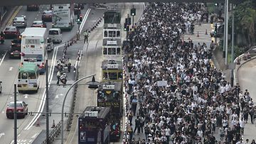 Hongkongissa kymmenettuhannet osoittivat mieltä ja vaativat Filippiineiltä selvitystä katastrofiin päättyneestä bussikaappauksesta 29.8.2010. (Kuva: EPA)