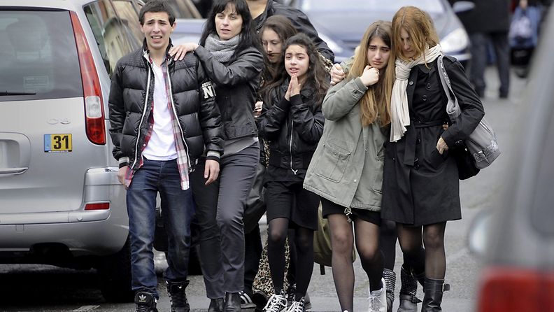 Järkyttyneet koululaiset poistuivat Ozar Hatorahin koululta Toulousessa ampumisen jälkeen.