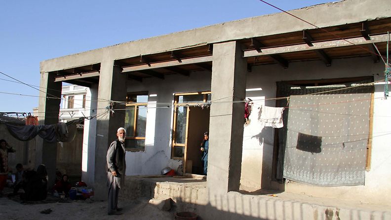 Afgaanimies seisoo rakennuksen edessä, jossa Osama bin Ladenin väitettiin oleskelleen Kabulissa Taleban-hallinnon aikaan. 