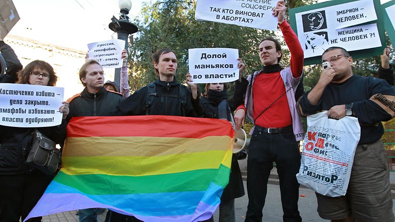 Mielenosoittajia homojen oikeuksia puolustavassa mielenosoituskessa Moskovassa 1. lokakuuta 2011.