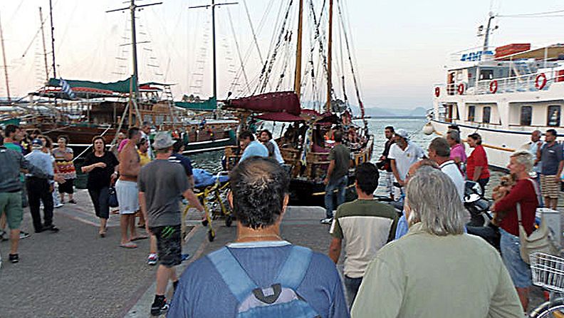 Kapteenin ruumista kannettiin pois laivasta Kosin satamassa 6.10.2012. 