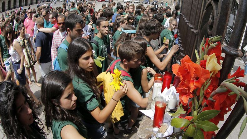Ihmiset toivat kukkia ja kynttilöitä Santiago de Compostolan katedraalille 26. heinäkuuta 2013. Espanjaan on julistettu kolmen päivän suruaika onnettomuuden takia. 