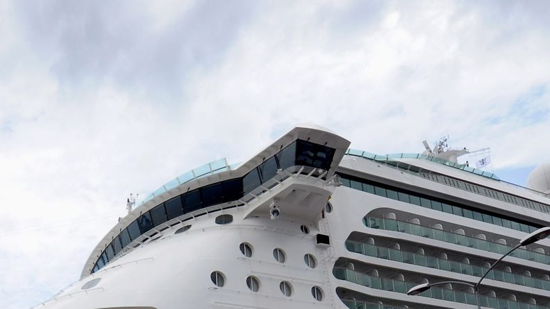 Royal Caribbean Cruises -varustamon risteilyalus Jewel of the Seas Hernesaaren laiturissa Helsingin Länsisatamassa 22. toukokuuta 2012. 