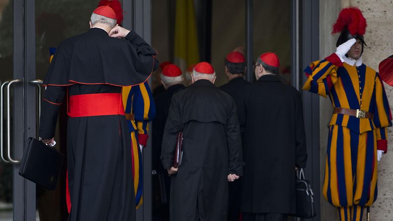 Kardinaaleja saapumassa Vatikaaniin 8.3.2013.