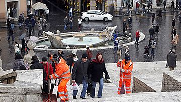 Rooma peittyi lumivaippaan perjantaina 12.2.2010. Kuvassa espanjalaiset portaat. (EPA)