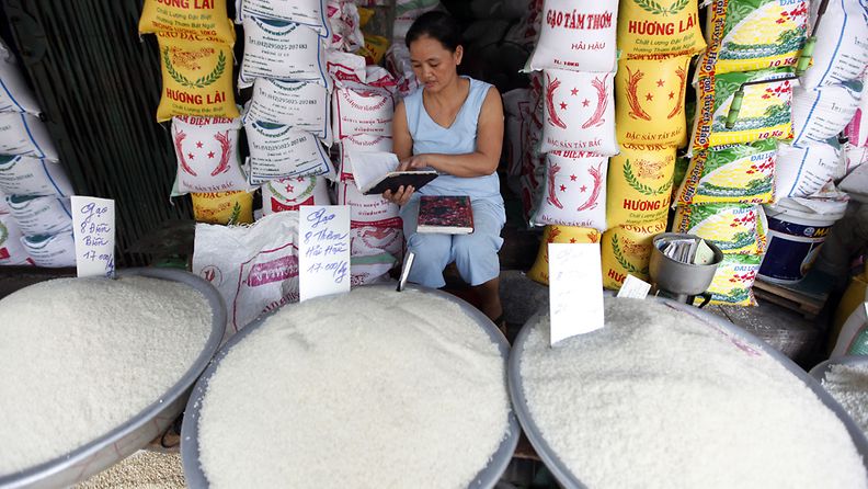 Nainen myymässä riisiä Hanoissa Vietnamissa. 