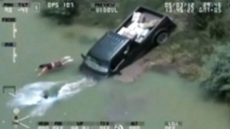 Rajavartijoiden helikopteri kuvasi meksikolaisten huumekauppiaiden pakoa Rio Grandeen Teksasissa. 