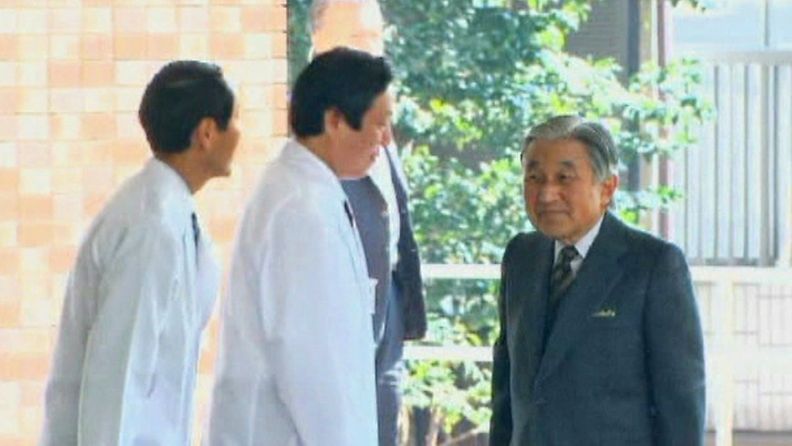 Keisari Akihito saapui aamulla Tokion yliopistolliseen sairalaan.