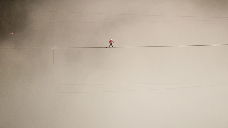 Yhdysvaltalainen trapetsitaiteilija Nik Wallenda ylitti Niagaran putoukset 550 metriä pitkää teräskaapelia pitkin kesäkuussa 2012. 