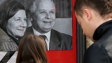 Puolan presidentti  Lech Kaczynskiin ja hänen vaimonsa kuva Krakovassa ennen hautajaisia. Kuva: Epa