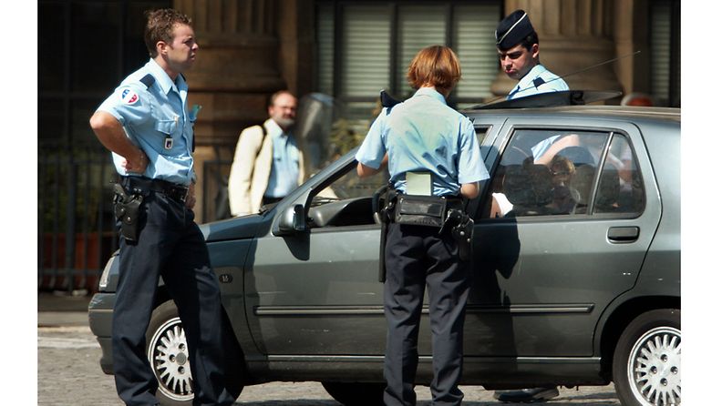 Ranskan poliisi tarkistaa auton Pariisin pohjoisosissa. 