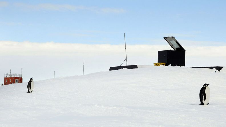 Etelämantereella sijaitsee eri  maiden tutkimusasemia. Kuvassa saksalaisten tutkimusasema vuodelta 2009.