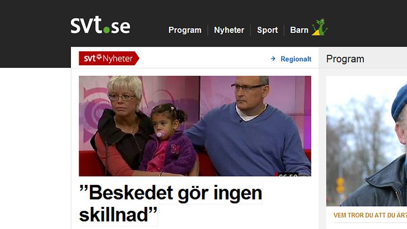 Haddile-tyttö ruotsalaisten sijaisvanhempiensa kanssa Ruotsin television haastattelussa. 