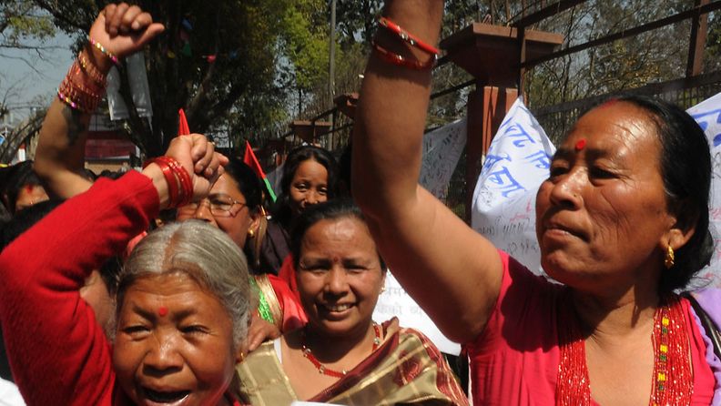 Nepalilaisia naisia viettämässä kansainvälistä naistenpäivää maaliskuussa 2010 (EPA)