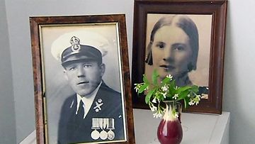 Choules palveli toisessa maailmansodassa Australian laivastossa. Toisessa kuvassa vaimo Ethel.