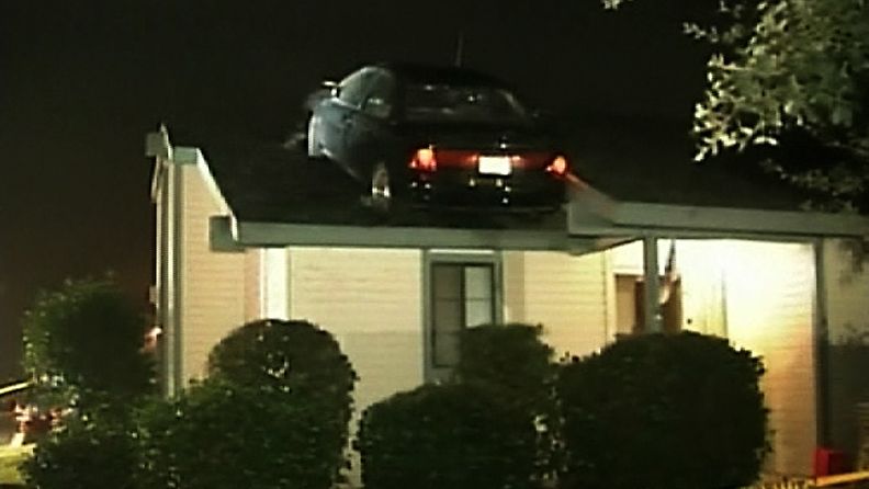 Hurjastelu heitti auton talon katolle Fresnossa, Kaliforniassa.