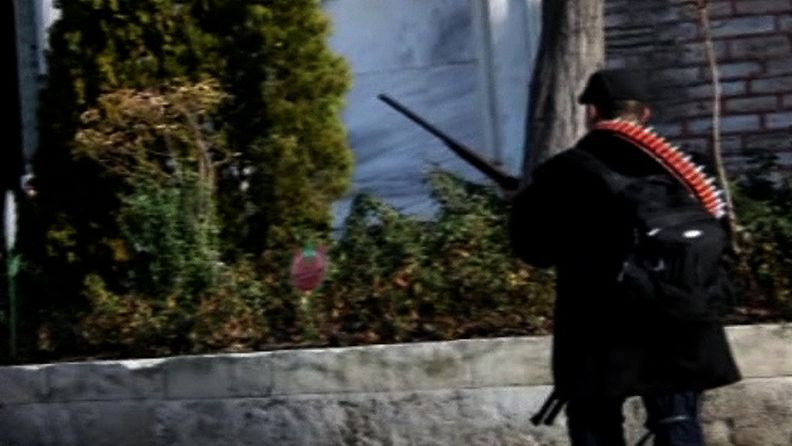 Turkin television välittämä kuva aseistautuneesta miehestä Topkapin palatsin alueella.   Gunman wounds 