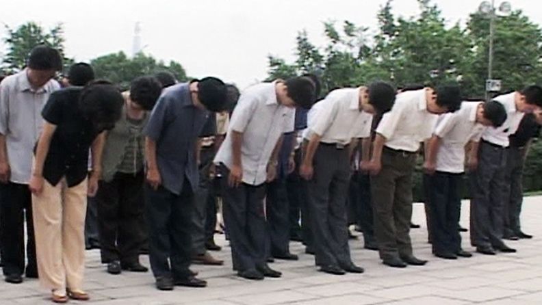 Pohjoiskorealaiset kunnioittavat kumartaen Kim Il-sungin muistoa.