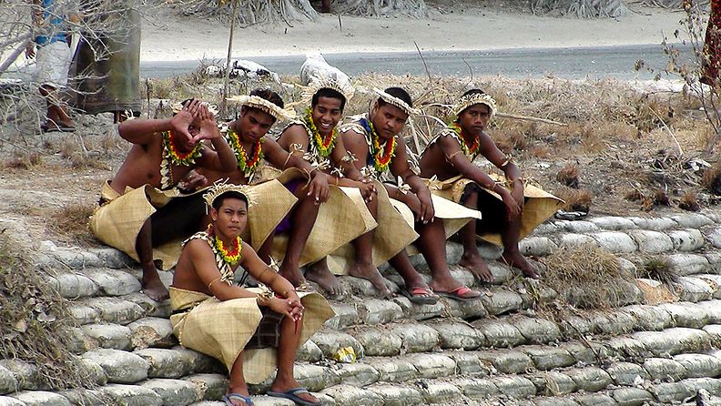 Kiribatilaisia kansallispuvuissaan Kiribatin Tarawassa.