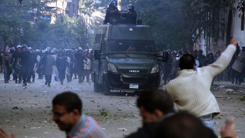 Mielenosoittajat ottivat yhteen mellakkapoliisien kanssa Kairossa 19.11.2011.