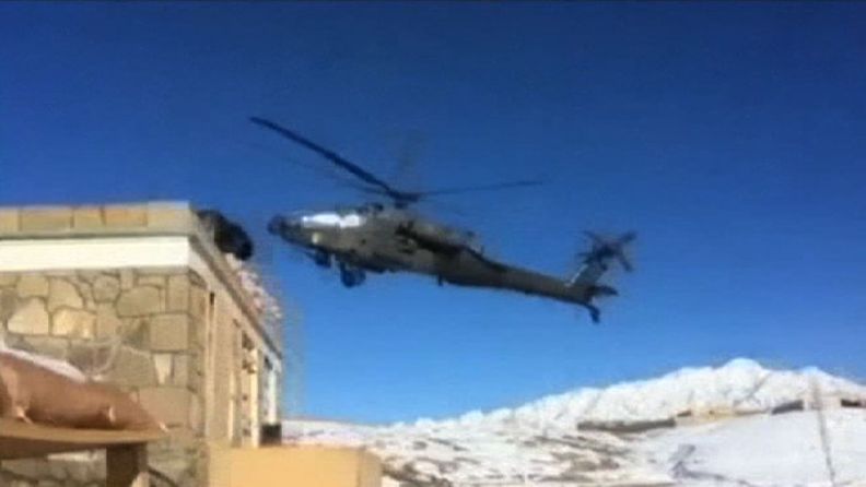 Apache-sotilashelikopteri amerikkalaisten tukikohdassa Afganistanissa. 