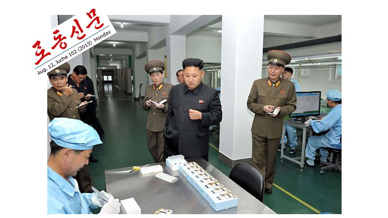 Kin Jong-un vierailee kännykkätehtaassa. Ruudunkaappaus pohjoiskorealaisen Rodong Sinmun -lehden nettisivuilta.  