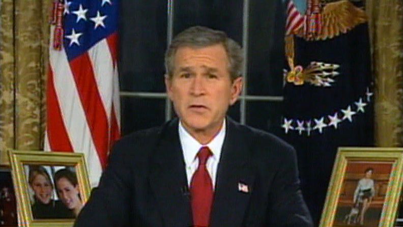 Kuvankaappaus uutisvideosta, jolla presidentti Bush ilmoittaa hyökkäyksen alkaneen.
