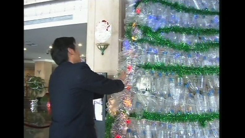 Muoviset vesipullot uusiokäytössä joulupuuna.