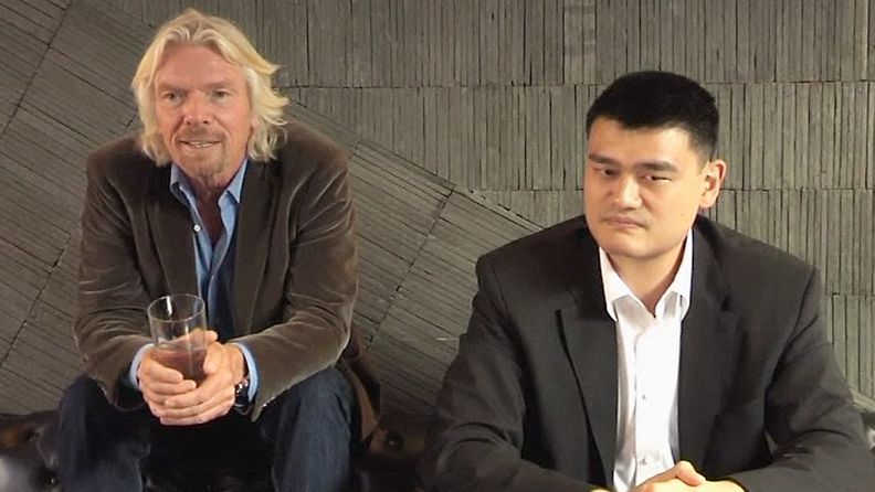 Sir Richard Branson ja koripallotähti Yao Ming suojelevat haita.